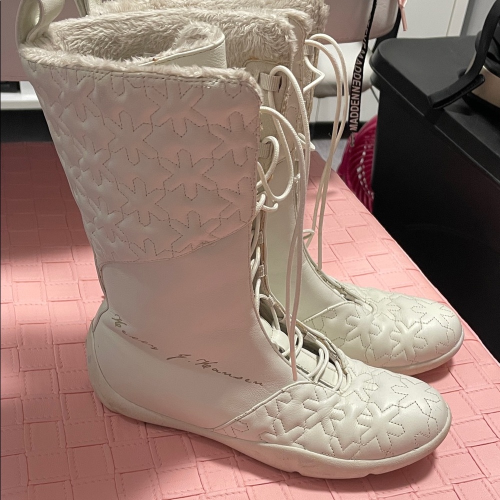 Helly Hansen leather White Winter Boots with snow flake pattern